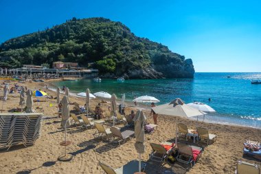 Korfu Adası, Yunanistan: 07-10-20212: Güzel Palaiokastritsa Körfezi manzarası, ikonik cennet kumsalı