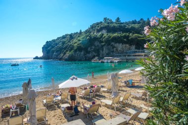 Korfu Adası, Yunanistan: 07-10-20212: Güzel Palaiokastritsa Körfezi manzarası, ikonik cennet kumsalı