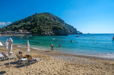 Korfu Adası, Yunanistan: 07-10-20212: Güzel Palaiokastritsa Körfezi manzarası, ikonik cennet kumsalı