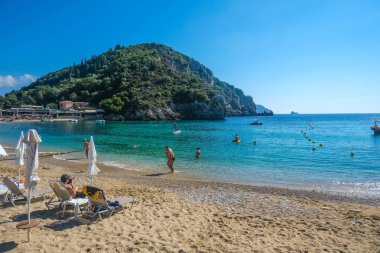 Korfu Adası, Yunanistan: 07-10-20212: Güzel Palaiokastritsa Körfezi manzarası, ikonik cennet kumsalı