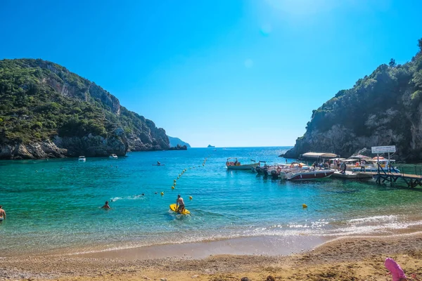 Korfu Adası, Yunanistan: 07-10-20212: Güzel Palaiokastritsa Körfezi manzarası, ikonik cennet kumsalı