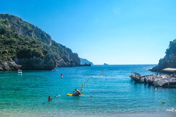 Korfu Adası, Yunanistan: 07-10-20212: Güzel Palaiokastritsa Körfezi manzarası, ikonik cennet kumsalı