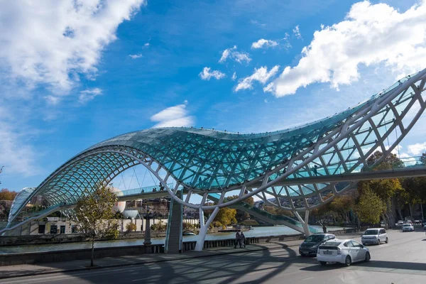 Tiflis Georgia 2022 Puente Paz Moderno Puente Peatonal Forma Arco — Foto de Stock