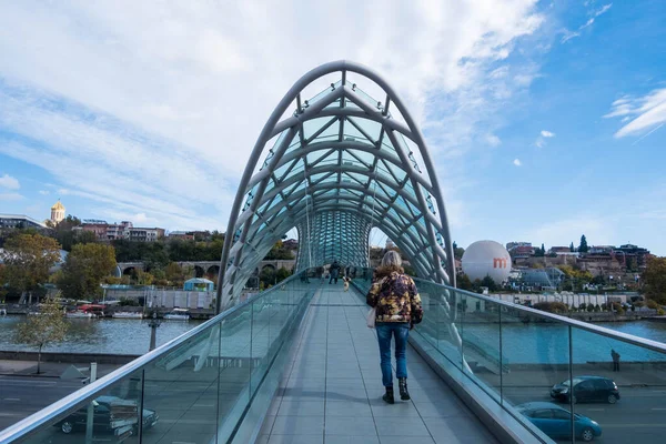 stock image Tbilisi, GEORGIA : 05 - 10 - 2022 : The Bridge of Peace is a modern bow-shaped pedestrian bridge over the Kura River in old Tbilisi, Georgia