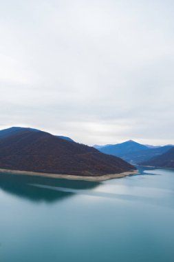 Gürcistan: 20-11-2022: 10 Zhinvalskoe Gölü, Gürcistan. Aragvi Nehri 'ndeki güzel su deposu, Ananuri Kalesi' nin yanındaki üst kısım..