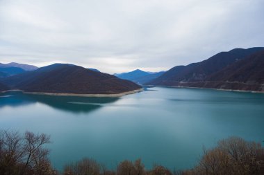 Gürcistan: 20-11-2022: 10 Zhinvalskoe Gölü, Gürcistan. Aragvi Nehri 'ndeki güzel su deposu, Ananuri Kalesi' nin yanındaki üst kısım..