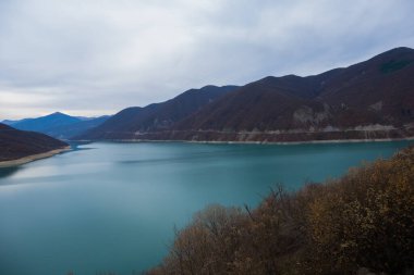 Gürcistan: 20-11-2022: 10 Zhinvalskoe Gölü, Gürcistan. Aragvi Nehri 'ndeki güzel su deposu, Ananuri Kalesi' nin yanındaki üst kısım..