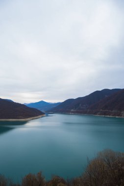 Gürcistan: 20-11-2022: 10 Zhinvalskoe Gölü, Gürcistan. Aragvi Nehri 'ndeki güzel su deposu, Ananuri Kalesi' nin yanındaki üst kısım..