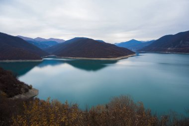 Gürcistan: 20-11-2022: 10 Zhinvalskoe Gölü, Gürcistan. Aragvi Nehri 'ndeki güzel su deposu, Ananuri Kalesi' nin yanındaki üst kısım..