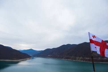 Gürcistan: 20-11-2022: 10 Zhinvalskoe Gölü, Gürcistan. Aragvi Nehri 'ndeki güzel su deposu, Ananuri Kalesi' nin yanındaki üst kısım..