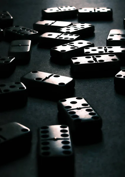 Domino Effekt För Affärsidéer Två Stycken Dominobrickor Grå Bakgrund Med — Stockfoto