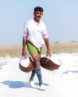 Bhambore Sindh Pakistan 2022, Bhanbhore olarak da bilinen Bhambhore, sabahın erken saatlerinde tarlalarda deniz tuzu toplama ve istifleme