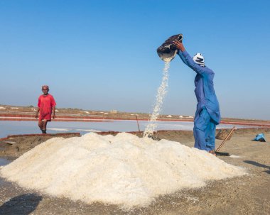 Bhambore Sindh Pakistan 2022, Bhanbhore olarak da bilinen Bhambhore, sabahın erken saatlerinde tarlalarda deniz tuzu toplama ve istifleme