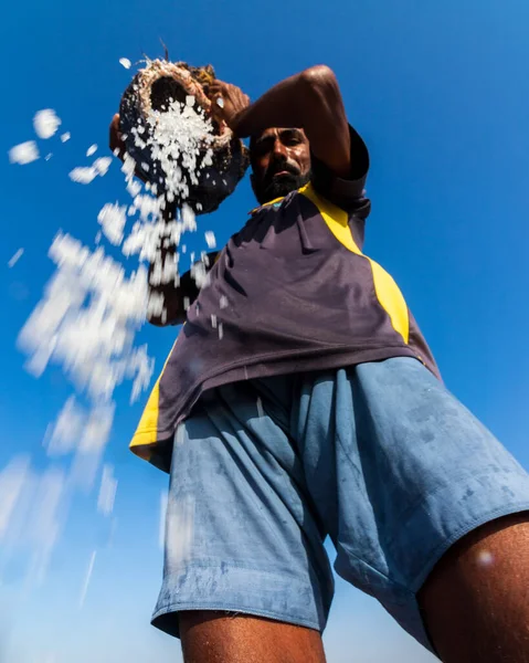 バンボア シンドパキスタン2022 早朝のフィールドで海塩を収集し 積み重ねる労働 バンボアまたバンボアとして知られています — ストック写真