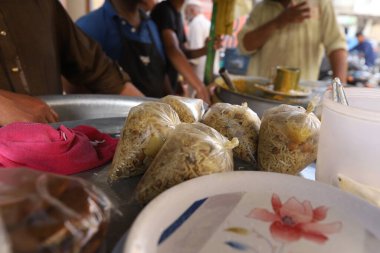 Burns Yolu Mart 2021, Karaçi 'nin ünlü ve eski yemek sokağında biryani, Karaçi' nin lokantaları..