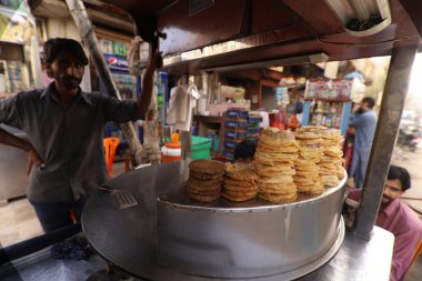 Burns Yolu Mart 2021, Karaçi 'nin ünlü ve eski yemek sokağında Bun Kebap yapan genç bir adam..