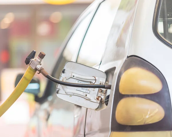 卡拉奇2021年 Cng喷油器在车内充填气体 燃料价格 加油站在车内 水深浅 — 图库照片