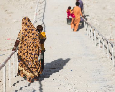 Hingol Pakistan Mart 2022, Hindu hacılar Sapat köyünde yer alan çamur yanardağlarını ziyaret ederek Hinglaj hac ayininin bir parçası olarak bazı pujalar ve ritüeller sergilediler..