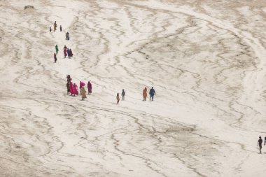 Hingol Pakistan Mart 2022, Hindu hacılar Sapat köyünde yer alan çamur yanardağlarını ziyaret ederek Hinglaj hac ayininin bir parçası olarak bazı pujalar ve ritüeller sergilediler..