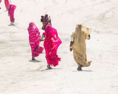 Hingol Pakistan Mart 2022, Hindu hacılar Sapat köyünde yer alan çamur yanardağlarını ziyaret ederek Hinglaj hac ayininin bir parçası olarak bazı pujalar ve ritüeller sergilediler..