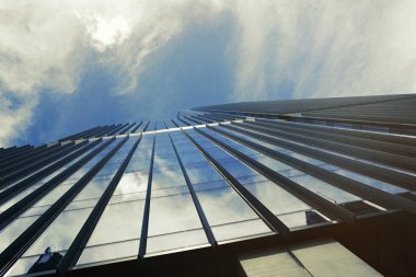 Modern cam bina ve mavi gökyüzünün yansımaları ile soyut arkaplan