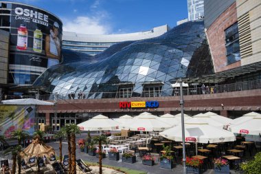 Varşova, Polonya - 5 Ağustos 2023. Zlote Tarasy, Polonya 'nın başkenti Varşova' da Altın Teraslar, ticaret, ofis ve eğlence merkezi olarak da bilinir..