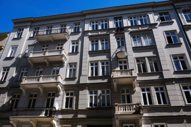 Lwowska 8. Cadde, Varşova, Polonya 'daki eski bir konut binasının cephesi.