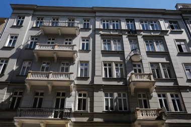 Lwowska 8. Cadde, Varşova, Polonya 'daki eski bir konut binasının cephesi.