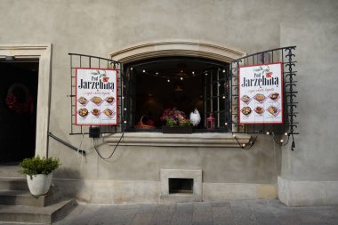 Varşova, Polonya - 5 Ağustos 2023. Polonya 'nın başkenti Varşova' daki Pod Jarzebina Geleneksel Polonya Restoranı.