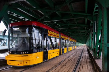 Gdanski Köprüsü 'nde tramvay, Polonya' nın Varşova şehrinde çelik kiriş köprüsü.