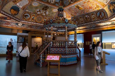 Varşova, Polonya - 5 Ağustos 2023. Polonya Yahudilerinin Tarihi Müzesi Varşova, Polonya 'da Yeniden İnşa Edilen Kasa ve Gwozdziec Sinagogu' nun Bimah 'ı.