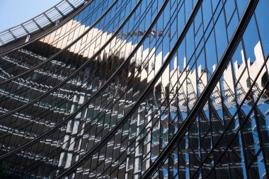 Varşova, Polonya 'da finansal alandaki modern mimari cephesi ve yansımaları ile soyut arka plan