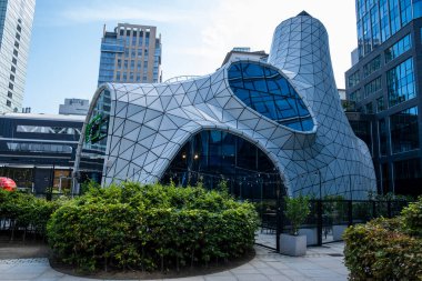 Varşova, Polonya - 8 Ağustos 2023. Polonya 'nın başkenti Varşova' daki Avrupa Meydanı 'nda fütürist Genesis Restoranı ve kokteyl barı.