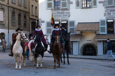 Cenevre, İsviçre - 11 Aralık 2022. Cenevre 'de her yıl düzenlenen L' Escalade Festivali, geçit törenleri, gösteriler, müzik, top ateşi, çikolata ve şarapla birlikte Aralık ayında gerçekleşti.