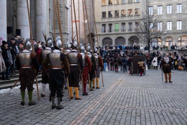 Cenevre, İsviçre - 11 Aralık 2022. Cenevre 'de her yıl düzenlenen L' Escalade Festivali, geçit törenleri, gösteriler, müzik, top ateşi, çikolata ve şarapla birlikte Aralık ayında gerçekleşti.