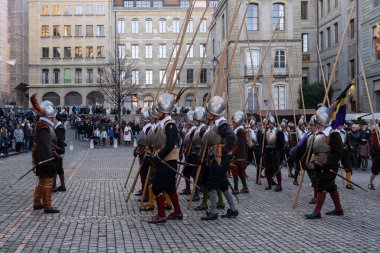 Cenevre, İsviçre - 11 Aralık 2022. Cenevre 'de her yıl düzenlenen L' Escalade Festivali, geçit törenleri, gösteriler, müzik, top ateşi, çikolata ve şarapla birlikte Aralık ayında gerçekleşti.