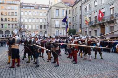 Cenevre, İsviçre - 11 Aralık 2022. Cenevre 'de her yıl düzenlenen L' Escalade Festivali, geçit törenleri, gösteriler, müzik, top ateşi, çikolata ve şarapla birlikte Aralık ayında gerçekleşti.