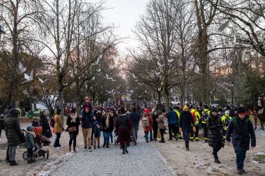 Cenevre, İsviçre - 11 Aralık 2022. İsviçre 'nin Cenevre Gölü kıyısındaki Noel au Jardin Noel pazarında (Jardin Anglais) sihirli atmosfer