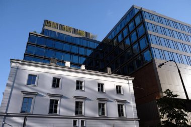 Varşova, Polonya 'da mimari ve mavi gökyüzü ile arka plan.