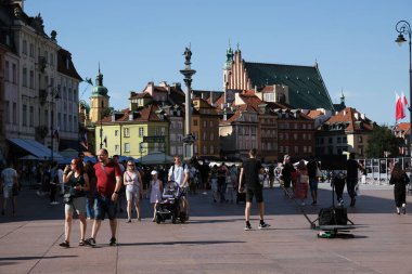 SAVAŞ, POLAND - 1 Temmuz 2018. Polonya 'nın başkenti olan Eski Şehir' deki insanlar, restoranları, kaldırım taşları ve ortaçağ binalarıyla