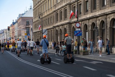 SAVAŞ, POLAND - 1 Temmuz 2018. Polonya 'nın başkenti olan Eski Şehir' deki insanlar, restoranları, kaldırım taşları ve ortaçağ binalarıyla