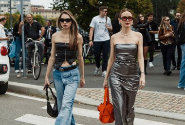 Milano Moda Haftası Kadın Giyim / Yaz 2024 'te PRADA gösterisinin dışında konuklar görülüyor.
