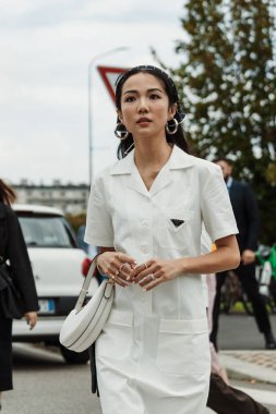 Yoyo Cao, Milan Moda Haftası Kadın giyim / Yaz 2024 'te PRADA gösterisinin dışında görülen tüm Prada kıyafetlerini giyer..
