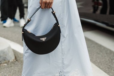 Yoyo Cao, Milan Moda Haftası Kadın giyim / Yaz 2024 'te PRADA gösterisinin dışında görülen tüm Prada kıyafetlerini giyer..