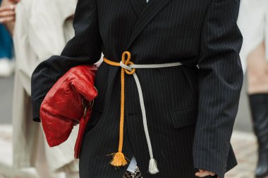 Milan Moda Haftası Kadın Giyim / Yaz 2024 'teki PRADA defilesinin dışındaki moda detayları.