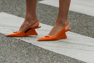 Milan Moda Haftası Kadın Giyim / Yaz 2024 'te PRADA gösterisinin dışında görülen bir konuk..