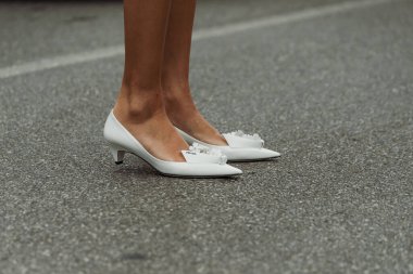 Milan Moda Haftası Kadın Giyim / Yaz 2024 'teki PRADA defilesinin dışındaki moda detayları.