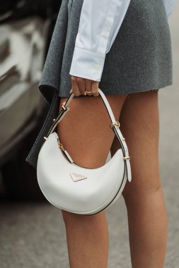 Belen Hostalet tüm Prada 'ları giyer: gri asimetrik mini etek, beyaz düğmeli gömlek, çanta, Milan Moda Haftası Kadın giyim / Yaz 2024' te PRADA 'nın gösterisinin dışında görülen.