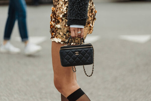 Детали моды за пределами выставки PRADA во время Миланской недели моды Женская одежда Весна / Лето 2024.