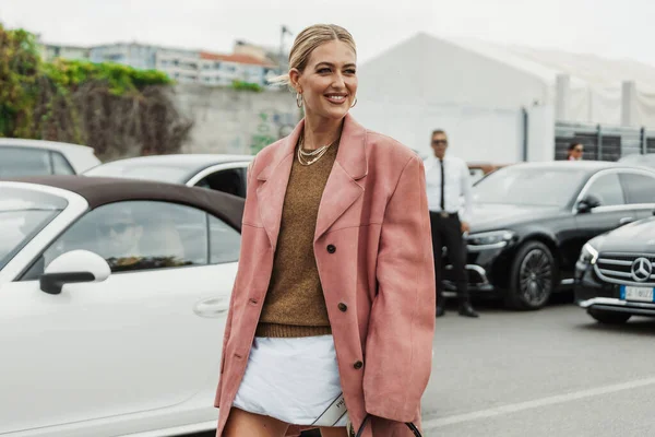 Emili Sindlev kolye takıyor, örgü kazak, büyük boy pembe süet ceket, Prada çanta, Milan Moda Haftası Kadın giyim / Yaz 2024 'te PRADA gösterisinin dışında görülüyor..